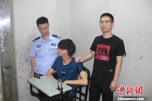 落网后的官某某正在接受审讯　郭军　摄
