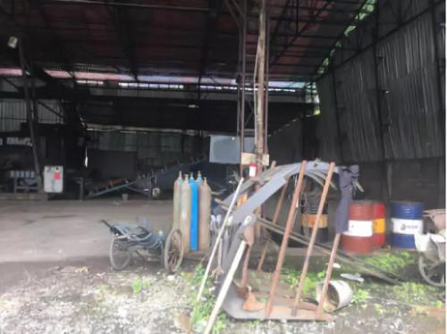 位于实验区的废旧金属加工厂