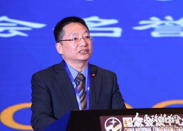 新当选的中国老年学和老年医学学会精准医疗分会主任委员洪专教授发言