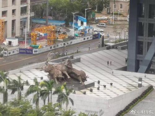 网友上传“牛雕塑被吹倒”图片