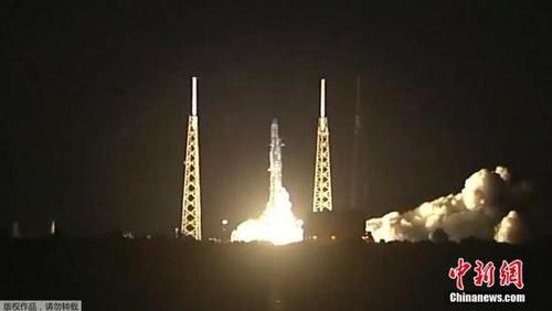 当地时间6月29日,美国卡纳维拉尔角,据外媒报道,美国太空探索技术公司(SpaceX)“猎鹰9号”运载火箭把装载2.7吨物资的“龙”飞船(Dragon)发往国际空间站,欧洲机器人助手“西蒙”(CIMON)也将被送抵轨道。报道称,运载火箭从卡纳维拉尔角航天发射场升空。此次发射中使用了经过回收的运载火箭第一级,以及2016年已经升过空的“龙”货运飞船。运载火箭的第一级仅用了2个月多一点的时间就做好了二次发射准备。 点击进入下一页