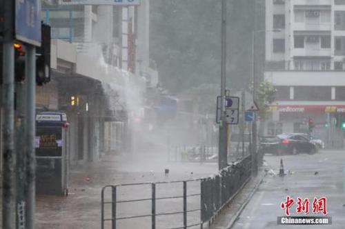 资料图:台风“山竹”带来狂风暴雨。<a target='_blank' href='http://www.chinanews.com/'>中新社</a>记者 谢光磊 摄 点击进入下一页