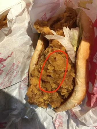 男子称在麦当劳汉堡中吃出虫子 食药监：正处理中