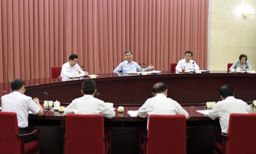 近日，中共中央政治局常委、全国政协主席汪洋在北京主持召开座谈会，听取部分专家学者对全国政协重点研究课题的意见建议。