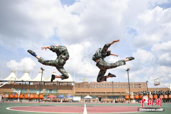 资料图:艺术学院的新生们在军训间隙,展示舞蹈基本功。中新社记者 刘冉阳 摄 资料图:艺术学院的新生们在军训间隙,展示舞蹈基本功。中新社记者 刘冉阳 摄