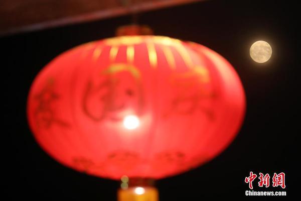 9月24日晚，一轮圆月高挂南京上空，“扮靓”中秋。 2