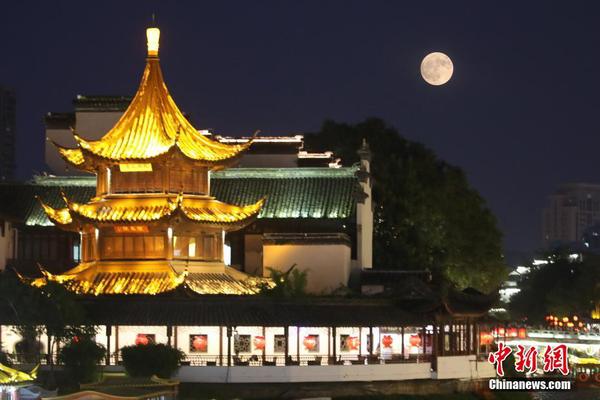 9月24日晚，一轮圆月高挂南京上空，“扮靓”中秋。