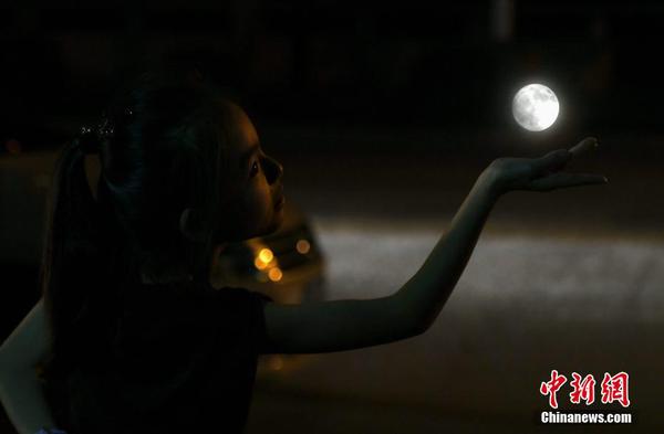 9月24日晚，中秋之夜，福州小女孩“手捧”圆月过中秋。