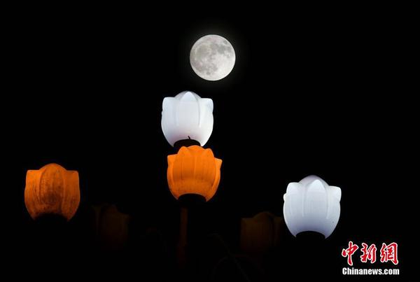 9月24日晚，中秋之夜，福州圆月当空照。