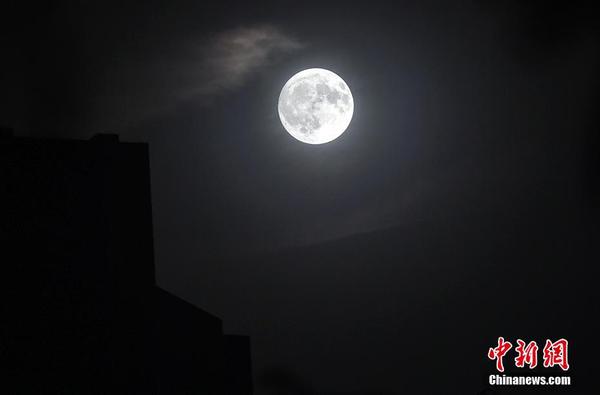 2018年9月24日，北京，一轮明月当空照，中秋之夜月亮圆。