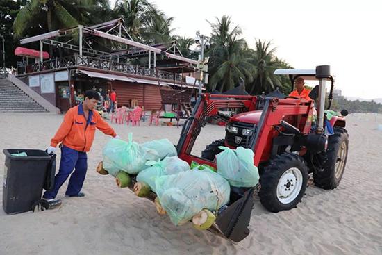 中秋夜三亚近千名环卫工从海滩清走44吨垃圾