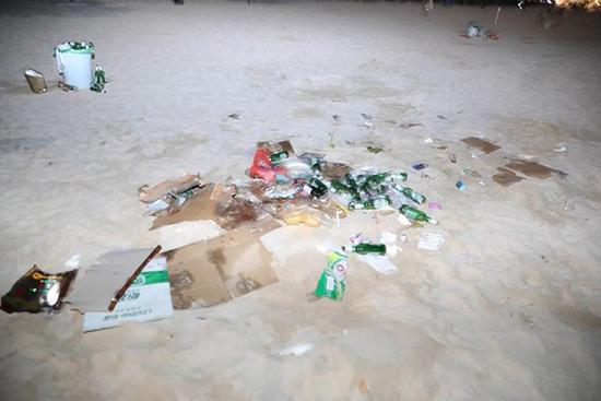 中秋夜三亚近千名环卫工从海滩清走44吨垃圾