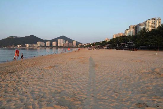 中秋夜三亚近千名环卫工从海滩清走44吨垃圾