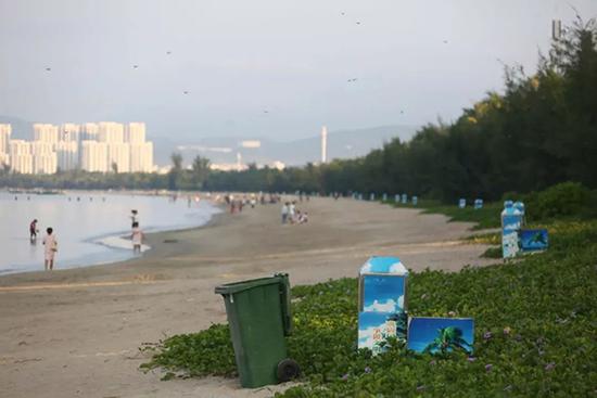 中秋夜三亚近千名环卫工从海滩清走44吨垃圾