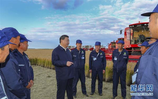 9月25日，中共中央总书记、国家主席、中央军委主席习近平抵达黑龙江省开始考察。这是习近平在七星农场万亩大地号与农场工人们亲切交谈。