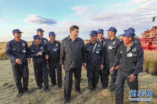 9月25日，中共中央总书记、国家主席、中央军委主席习近平抵达黑龙江省开始考察。这是习近平在七星农场万亩大地号与农场工人们亲切交谈。 2