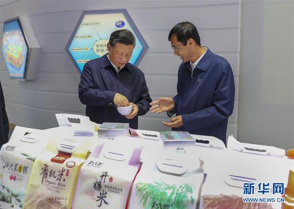 9月25日，中共中央总书记、国家主席、中央军委主席习近平抵达黑龙江省开始考察。这是习近平在北大荒精准农业农机中心一楼大厅，察看当地出产的各类农产品。