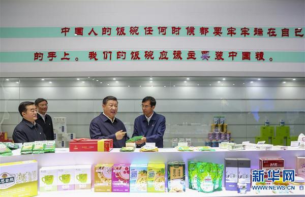 9月25日，中共中央总书记、国家主席、中央军委主席习近平抵达黑龙江省开始考察。这是习近平在北大荒精准农业农机中心一楼大厅，察看当地出产的各类农产品。2
