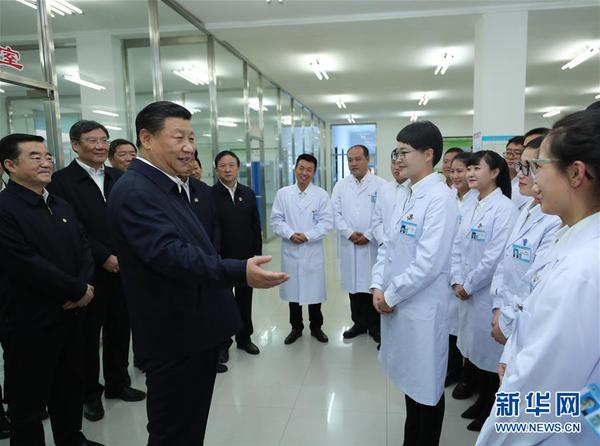 9月25日，中共中央总书记、国家主席、中央军委主席习近平抵达黑龙江省开始考察。这是习近平在北大荒建三江国家农业科技园区，与正在实验室工作的科研人员亲切交谈。
