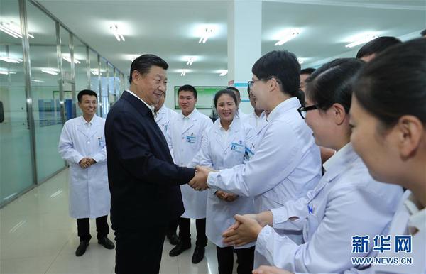 9月25日，中共中央总书记、国家主席、中央军委主席习近平抵达黑龙江省开始考察。这是习近平在北大荒建三江国家农业科技园区，与正在实验室工作的科研人员亲切握手。