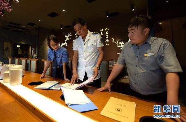 9月25日，联合检查工作人员在一家饭店检查食材进货台账。 国庆节将至，河北省衡水市冀州区检察院发挥公益诉讼监督职能，联合市场监督管理局和公安局食品药品安全保卫大队，对辖区内药店、超市、餐饮机构等开展节日市场专项检查，确保节日期间食药品安全。