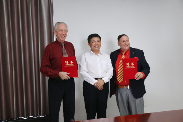 杨光军为范克高夫、哈维佐丹颁发客座教授聘书