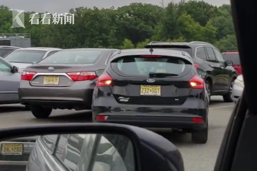 美国女子倒车硬挤刮掉邻车轮圈盖 发现修不好溜了!