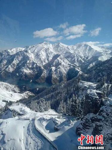 受冷空气影响新疆天山天池降雪后犹如童话世界