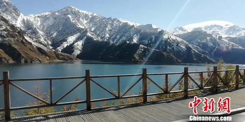 雪山下天池显得壮美。　王小军 摄