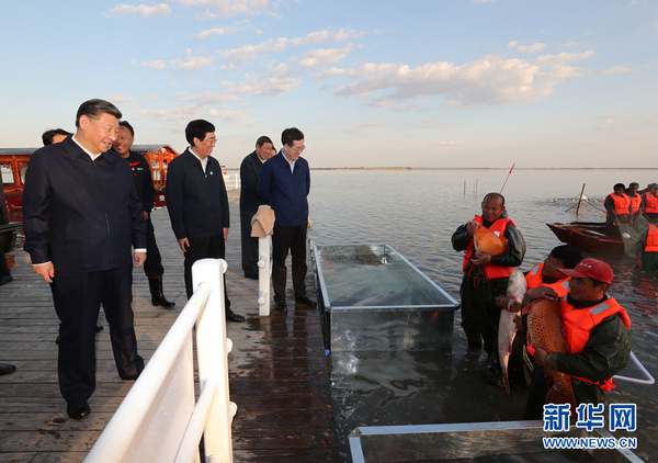 9月26日，中共中央总书记、国家主席、中央军委主席习近平在吉林省松原市考察。这是习近平在查干湖了解渔民捕捞作业情况。