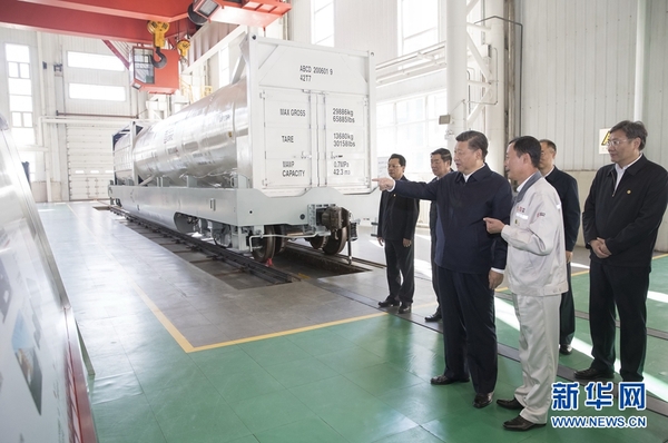 9月26日，中共中央总书记、国家主席、中央军委主席习近平在黑龙江齐齐哈尔考察。这是习近平在中车齐车集团有限公司铁路货车试验研究中心考察。
