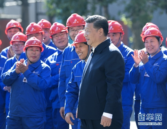 9月26日，中共中央总书记、国家主席、中央军委主席习近平在黑龙江齐齐哈尔考察。这是在中国一重集团，习近平走到工人中间，同大家亲切交流。