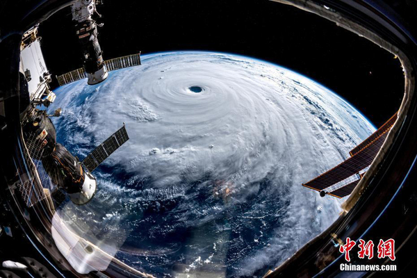 当地时间2018年9月25日，从国际空间站拍摄的超强台风“潭美”向日本方向移动的画面。