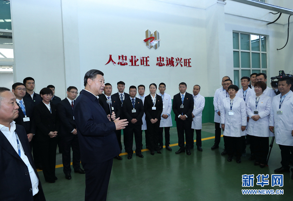 9月27日，中共中央总书记、国家主席、中央军委主席习近平在辽宁考察。这是习近平在辽宁忠旺集团与员工亲切交流。