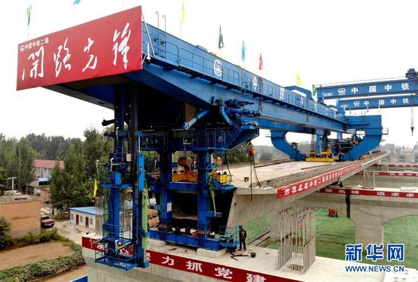 我国高速铁路40米简支箱梁首架成功2