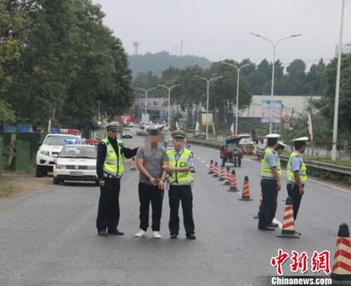 肇事逃逸者指认现场。 警方提供 摄 肇事逃逸者指认现场。 警方提供 摄