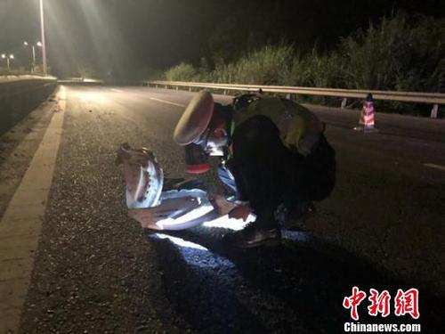 民警开展事故勘验工作。 警方提供 摄 民警开展事故勘验工作。 警方提供 摄