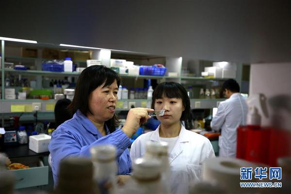 中科院植物生理生态研究所郑慧琼研究员（左）和学生在实验室研究拟南芥（9月14日摄）。