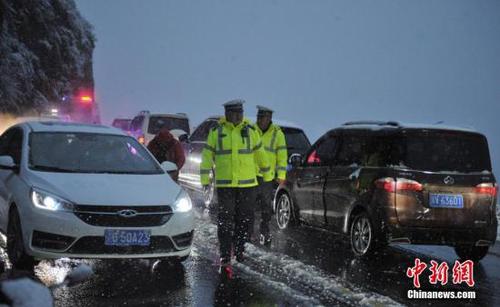 图为国道318线折多山路段交警劝返车辆下山。中新社记者 刘忠俊 摄