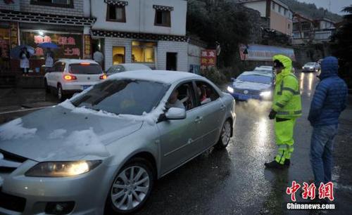 康定交警对318线前往折多山路段实施临时管控，分流山上受阻车辆。　刘忠俊 摄
