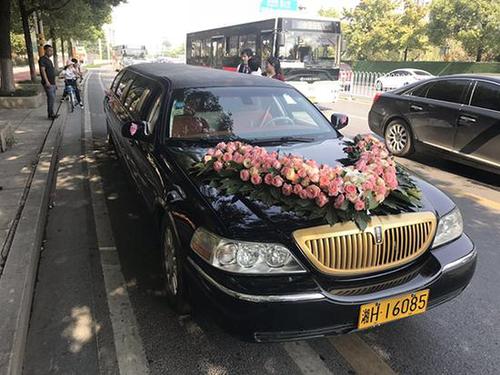 婚车系报废车 交警扣车同时叫车送新人到酒店