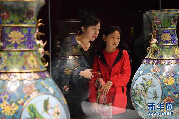 10月7日，观众在太原博物馆参观。国庆节期间，太原博物馆推出的“2018太原·故宫文物展”吸引众多市民和游客前来参观。新华社记者 曹阳 摄