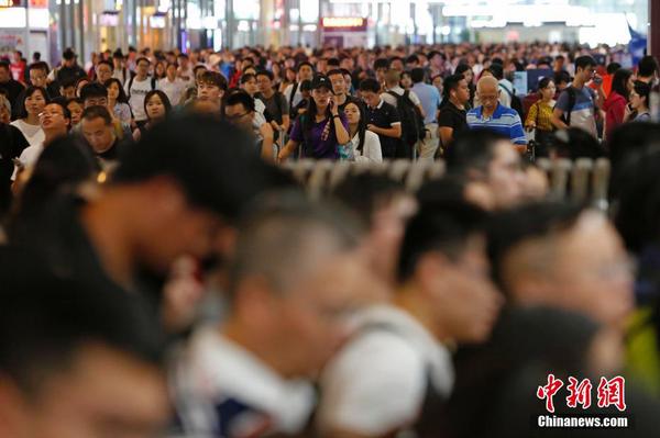 10月7日，铁路上海虹桥站迎来返程大客流。当日，“国庆”假期最后一天。