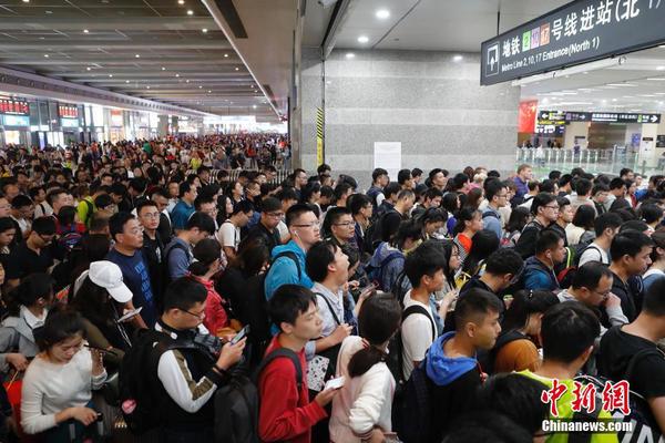 从中国铁路上海局集团有限公司获悉，长三角铁路迎来返程客流高峰，预计当天发送旅客261万人次，同比增加24.5万，同比增长10.4%。