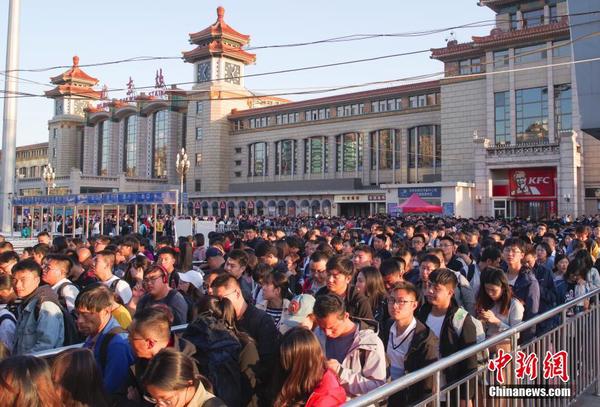 10月7日，大批车辆行驶在南京二桥高速上。当日是国庆长假最后一日，外出旅游探亲的民众踏上回程，各地迎来返程高峰。3