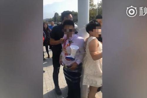 又见婚闹？伴娘与新郎被绑路灯杆下 众人哄笑拍照