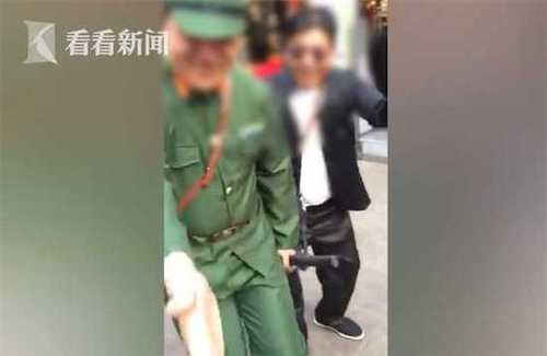 多名男子身穿日军制服闹市街头打广告 被警察带走