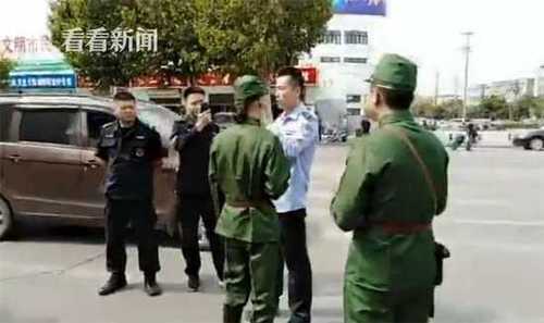 多名男子身穿日军制服闹市街头打广告 被警察带走