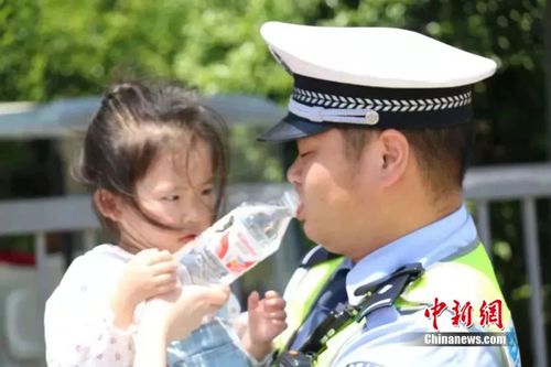 图为:郑志超父女俩