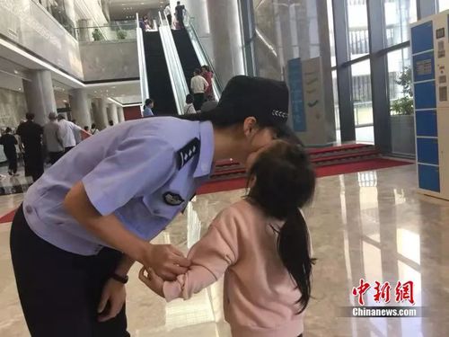 女孩亲吻妈妈 杨灵叶 摄